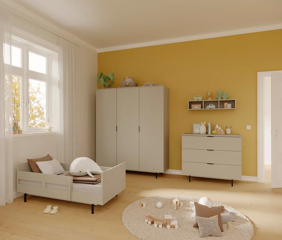Kinderzimmer mit Bett, Kommode und 3-türigem Kleiderschrank »Tomino«.