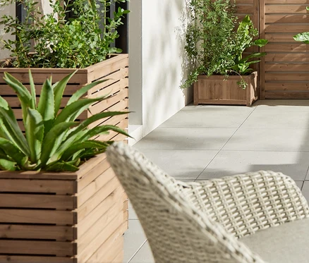 Terrasse mit Paravent mit Pflanzkästen »Tinus«, Gartenschrank mit Handtuchhalter, 2 Pflanzsäulen »Tinus« und zusammenklappbarem Regal »Tinus«.
