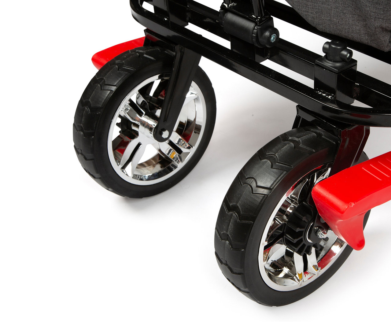 Detailaufnahme der Räder mit roten Bremsen des small foot Bollerwagens mit Dach und Regencover.