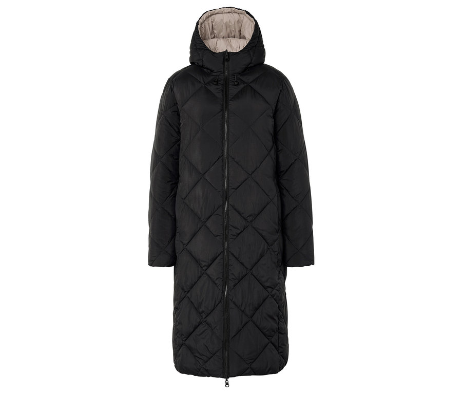 Ein langer, gesteppter, schwarzer Mantel mit Kapuze.