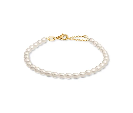 Armband aus weißen Perlen mit goldenem Verschluss.