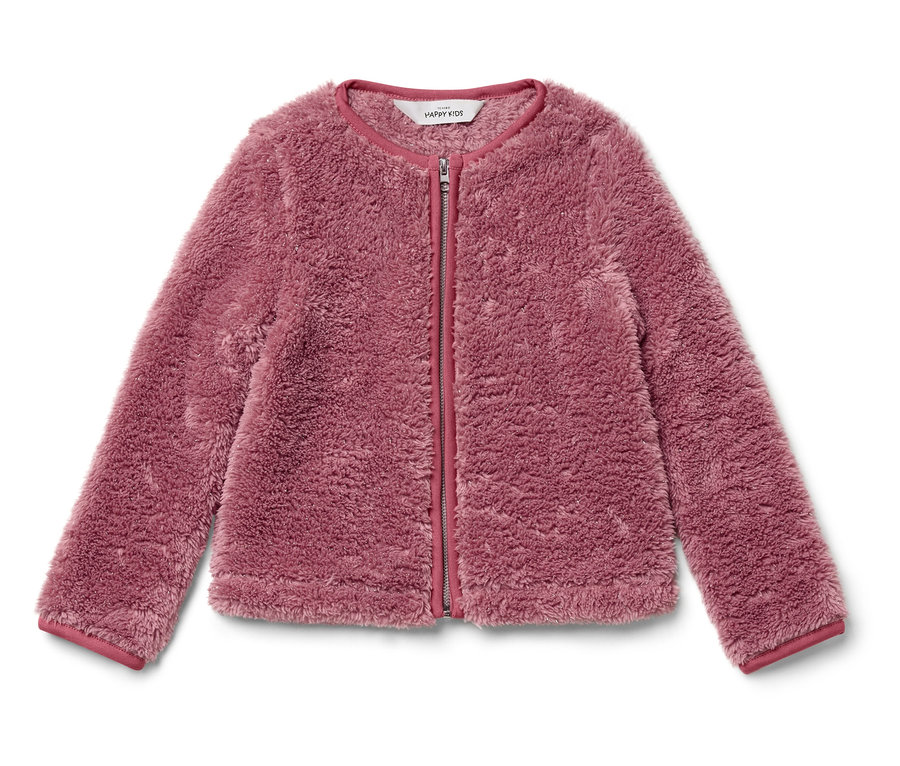 Eine rosa, flauschige Fleecejacke mit Reißverschluss liegt auf einem weißen Hintergrund.