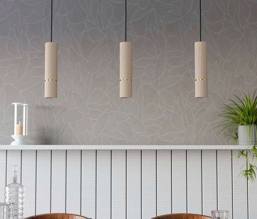 Drei beige zylinderförmige Pendelleuchten hängen über einem Holztisch und Stühlen in einem Esszimmer.