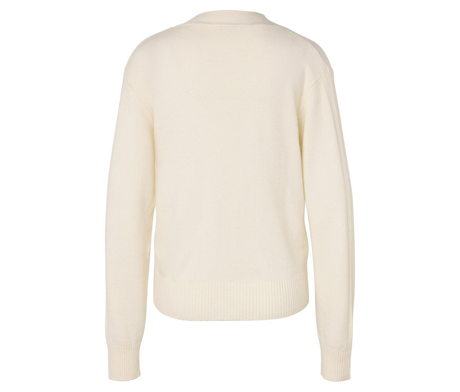 Rückansicht eines cremefarbenen, langärmeligen Pullovers.
