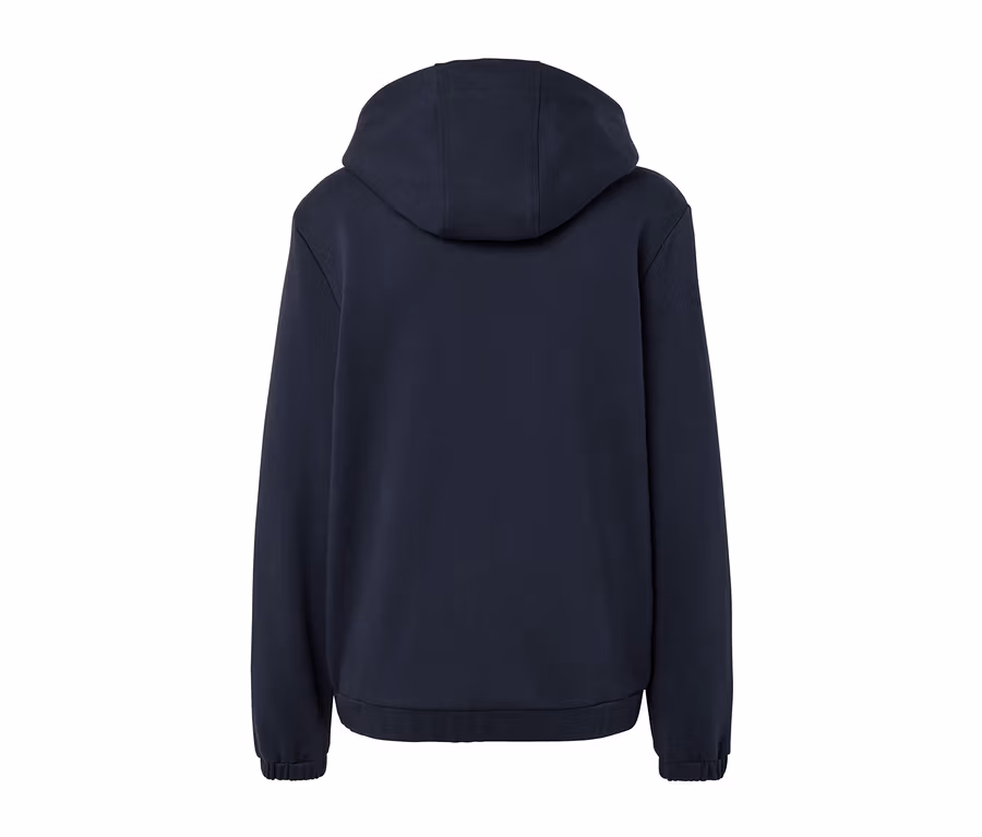 Detail der Rückseite einer dunkelblauen Sweatjacke.