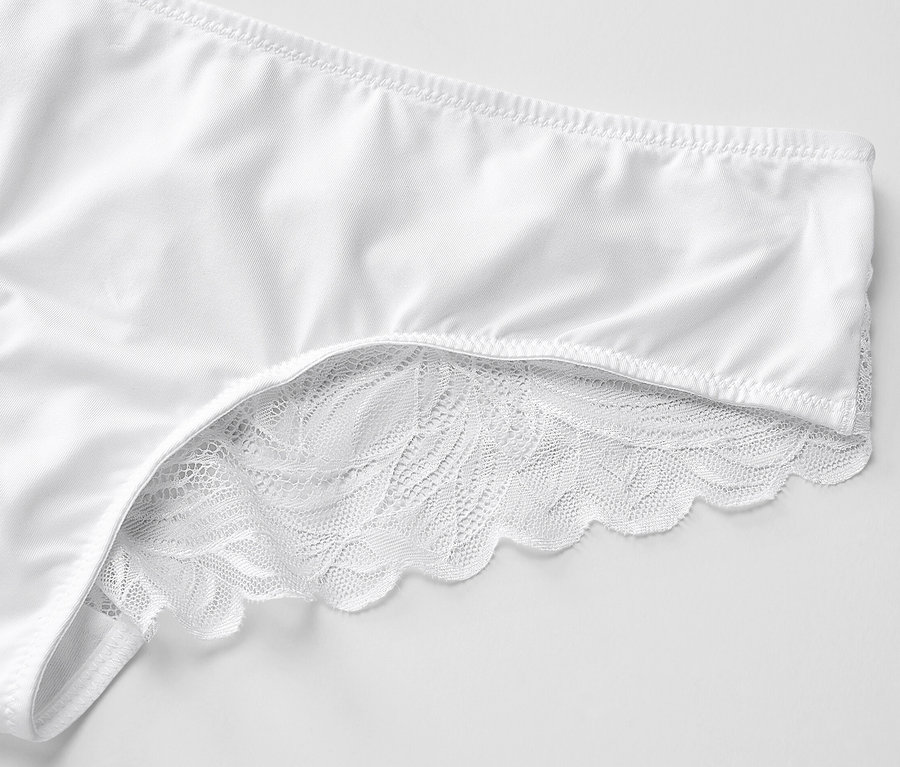 Detailansicht von weißen Brazilslips mit Spitze.