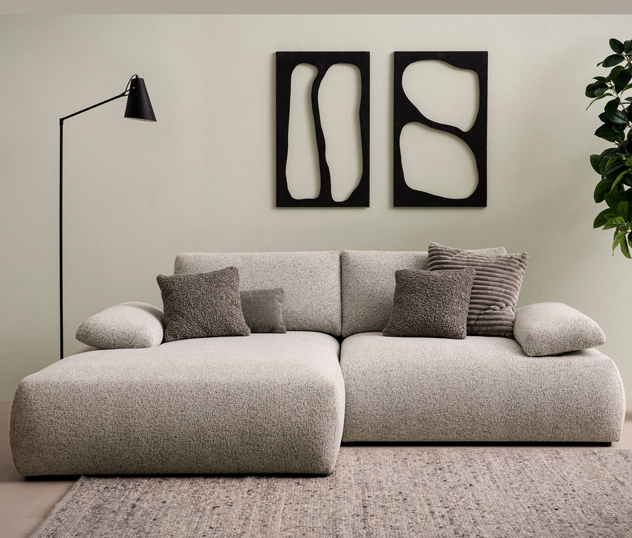 Beiges DOMO Ecksofa »Bela« links mit Armlehne und Staufach, Lampe und Dekoration.