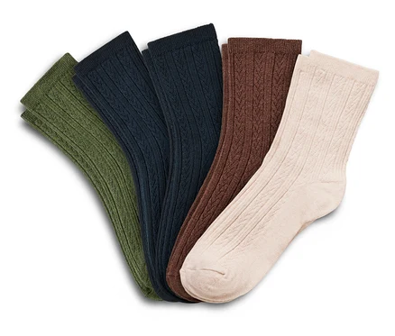 Fünf Paar Socken mit Zopfmuster in Olivgrün, Dunkelblau, Braun und Creme dargestellt.