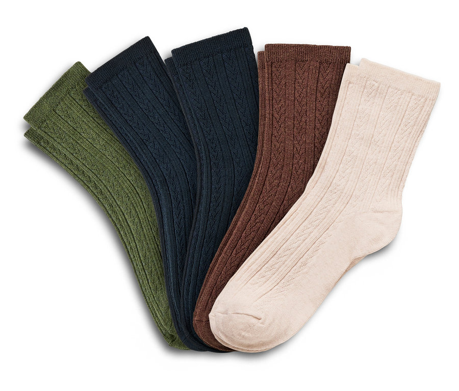 Fünf Paar Socken mit Zopfmuster in Olivgrün, Dunkelblau, Braun und Creme dargestellt.
