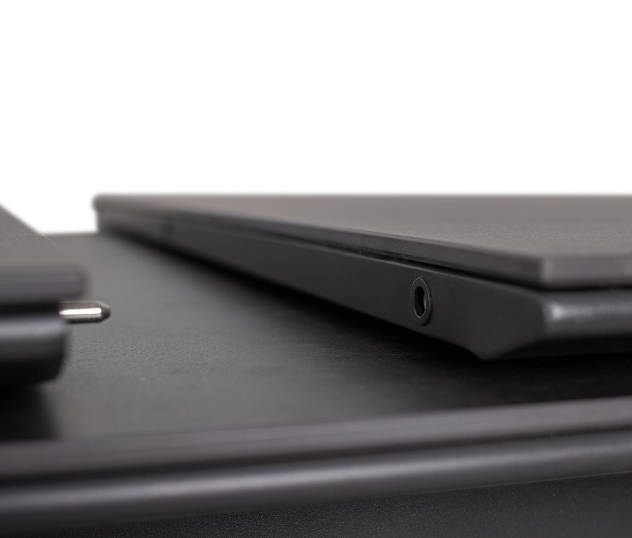 Detailaufnahme eines steingrauen deVries Dining-Sets.