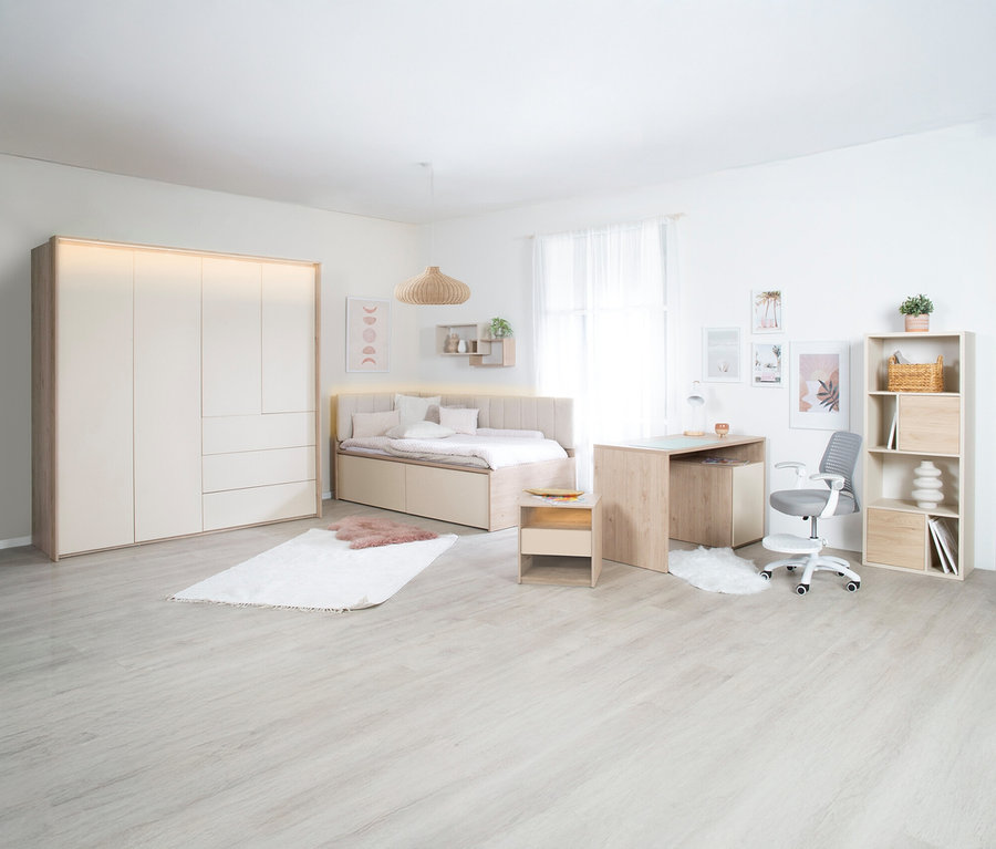 Zimmer mit Bett, Schrank und Roba Schreibtisch »Louisa«.