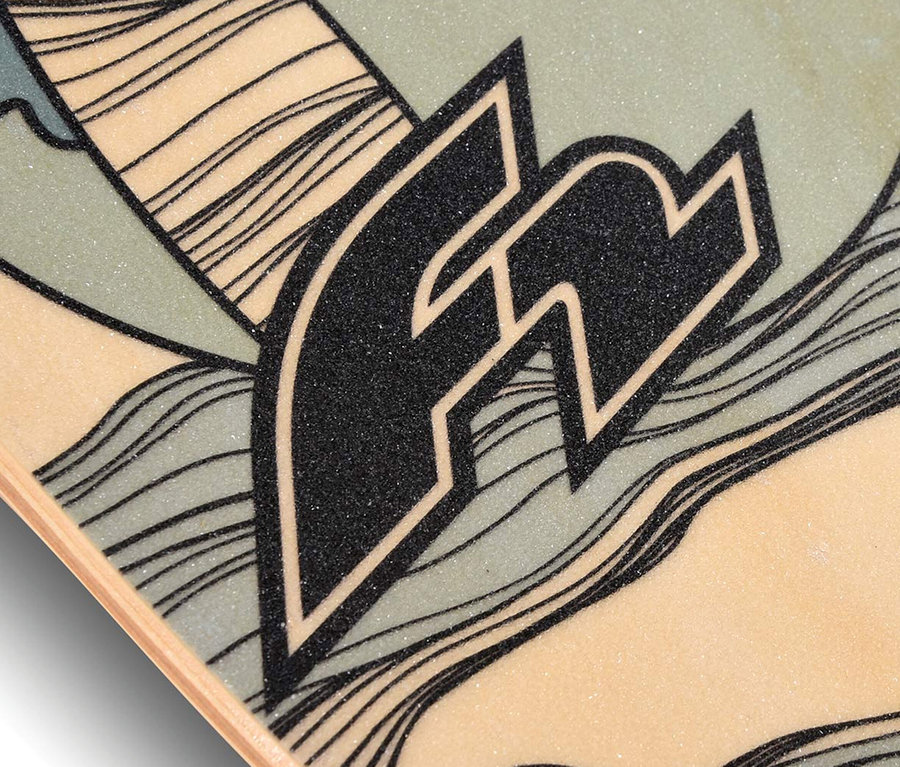 Detailansicht eines F2 Balance Board Halfshell Sets mit Korkhalbkugel, das ein schwarzes Logo und grafische Elemente aufweist.