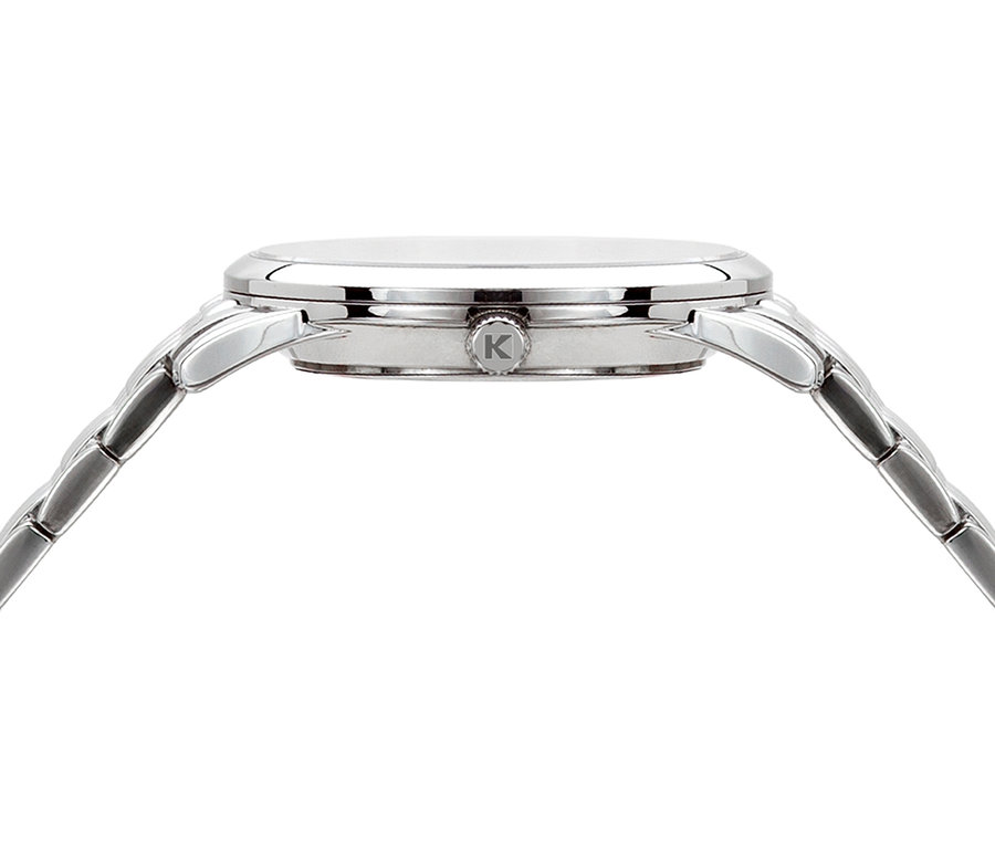 Nahaufnahme einer silbernen Armbanduhr, die seitlich auf einem weißen Hintergrund liegt.