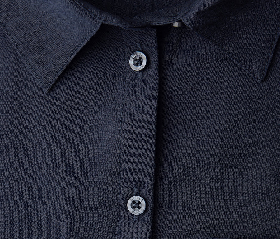 Nahaufnahme der Street One Hemdbluse mit Kragen und Knöpfen.