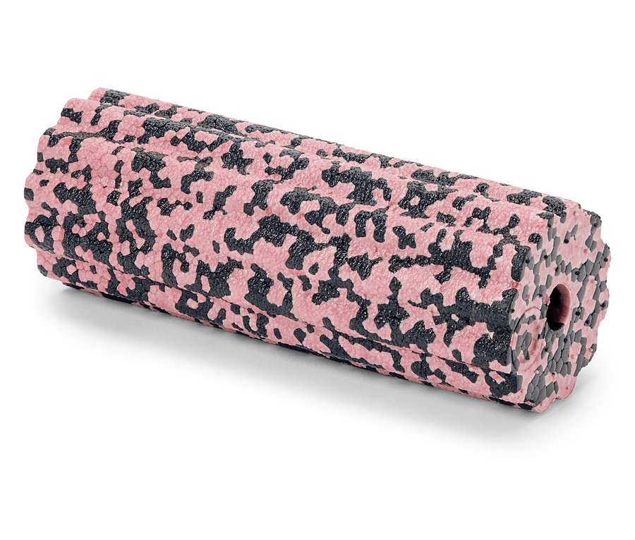 Eine rosa-schwarze gemusterte Faszienrolle liegt auf einer weißen Oberfläche.