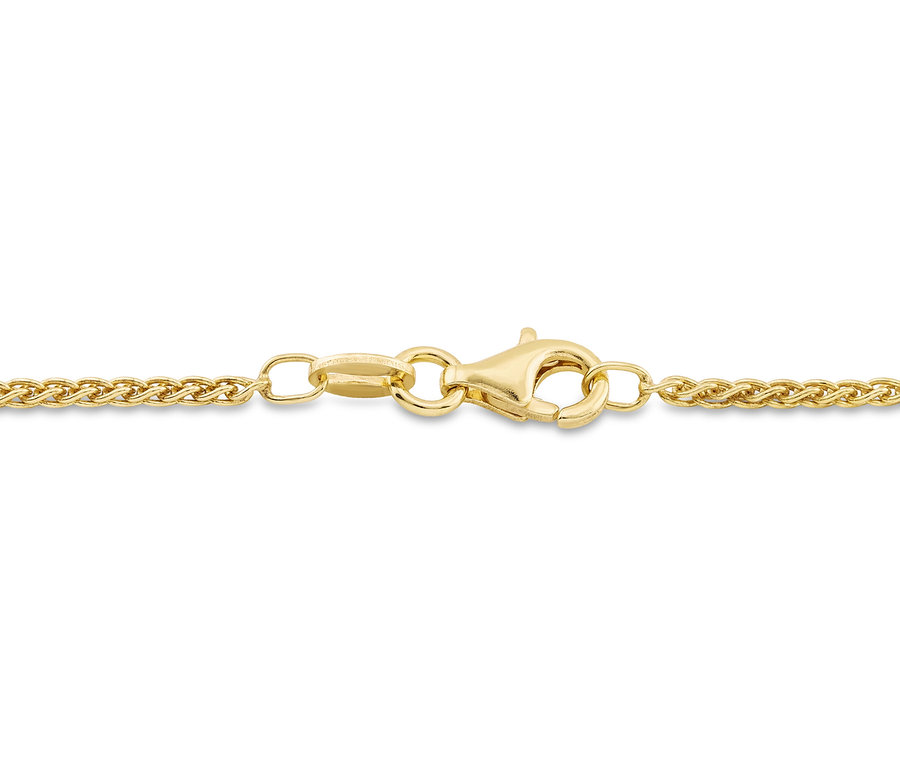 Nahaufnahme einer goldenen Halskette mit einem Karabinerverschluss auf weißem Hintergrund.