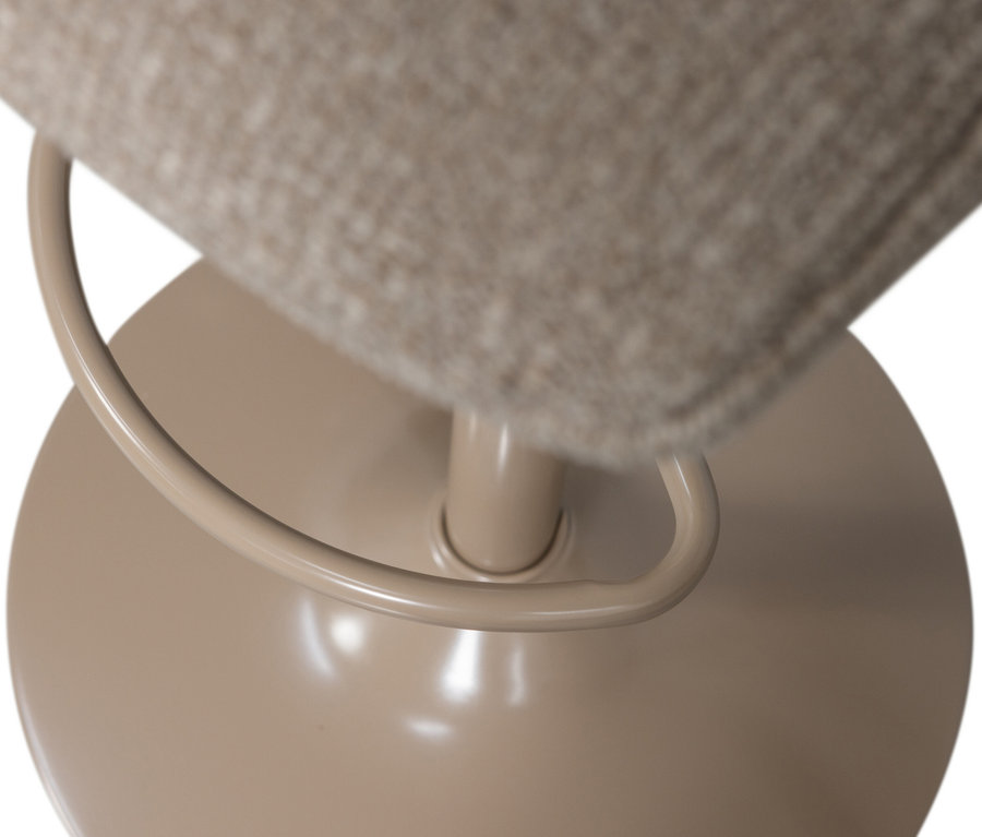 Detailansicht eines Woood »Marten« Barhockers mit beigem Stoffbezug und metallener Basis.