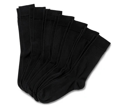 Mehrere schwarze Socken liegen übereinander gestapelt.