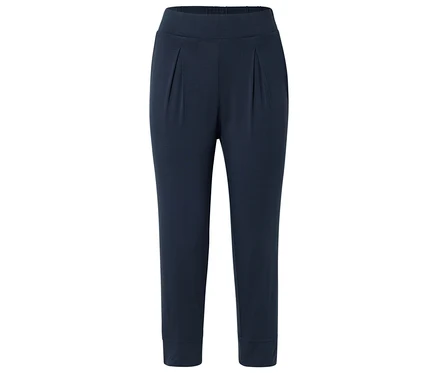 Blaue Stoffhose mit Bund und Knitterfalten auf weißem Grund.
