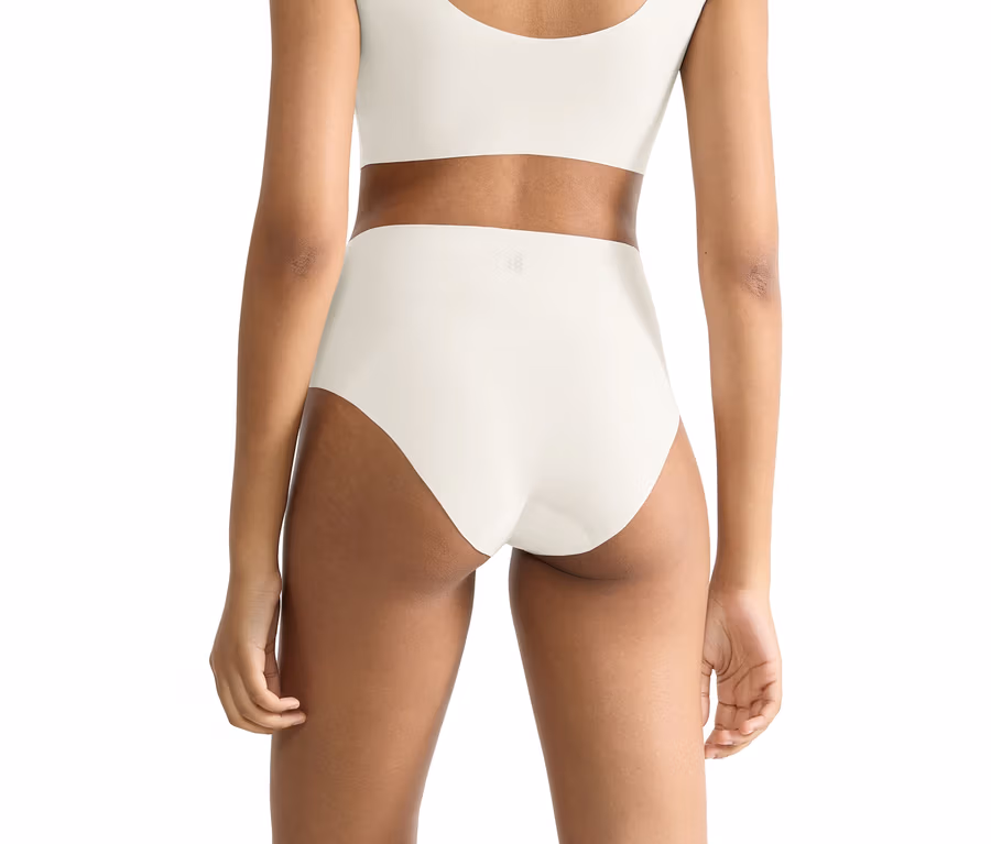 Frau von hinten in sloggi ZERO Feel 2.0 High Waist Höschen in Seidenweiß und passendem Bralette.