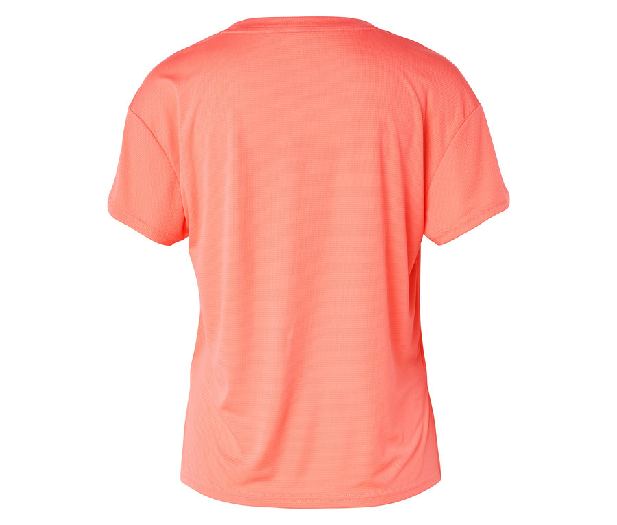 Nahaufnahme der Rückseite eines korallfarbenen T-Shirts.