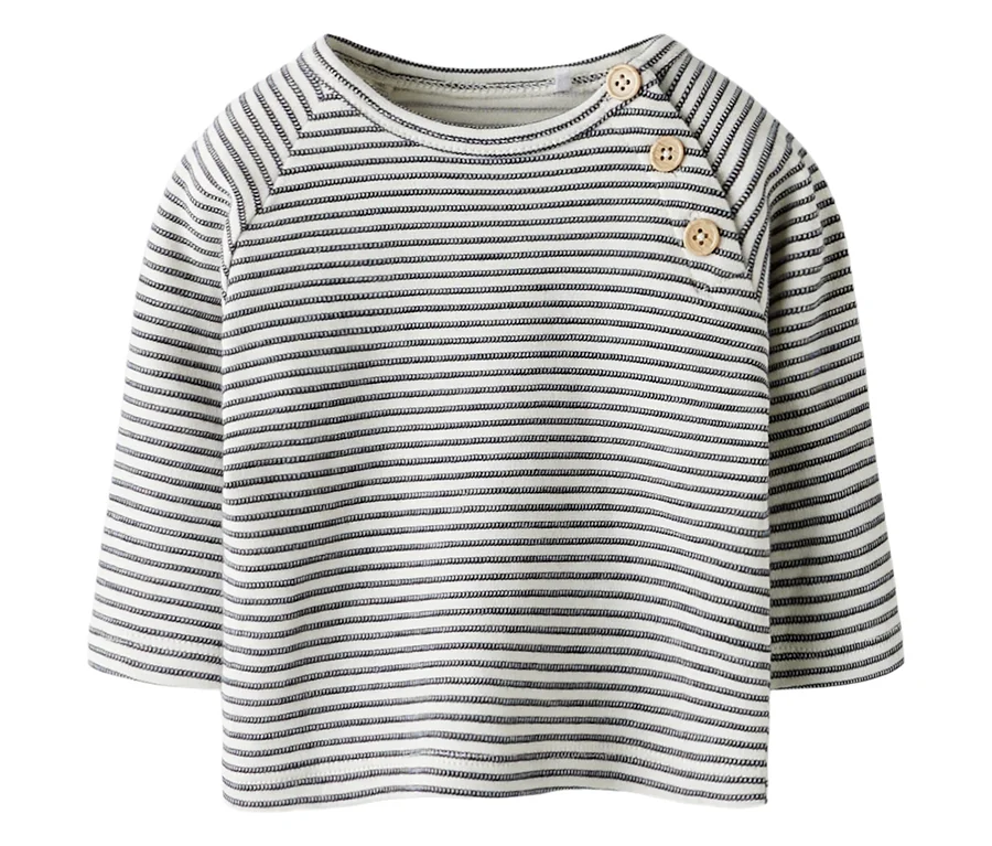 Gestreiftes Langarmshirt in Weiß mit dünnen schwarzen Querstreifen und drei Holzknöpfen an der linken Schulter.