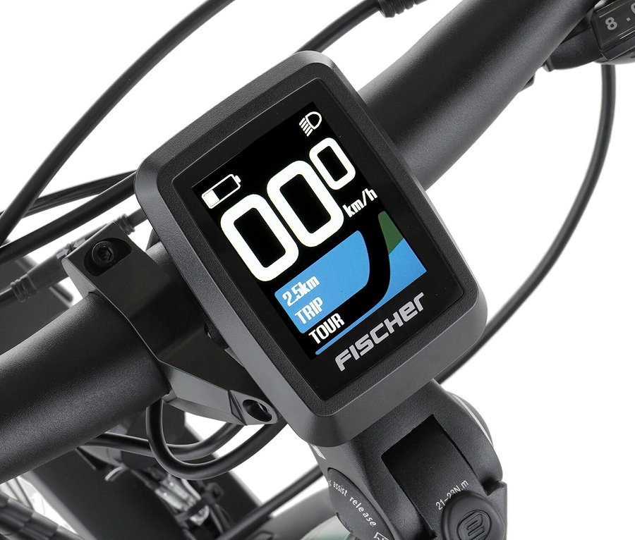 Nahaufnahme des Displays eines Fischer Viator 2.1, 50 cm E-Bikes, das am Lenker befestigt ist und Informationen wie Geschwindigkeit und Batteriestand anzeigt.