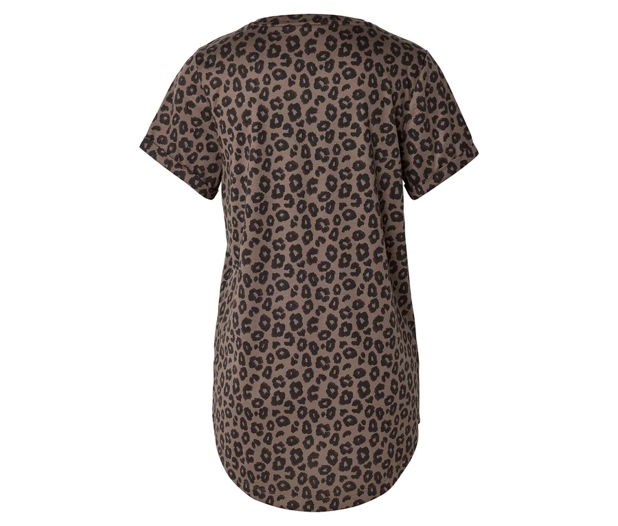 Rückansicht eines braunen T-Shirts mit schwarzem Leopardenmuster.