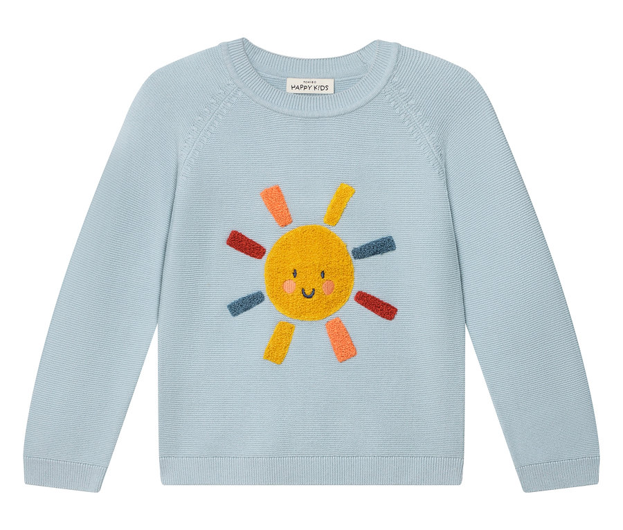 Ein hellblauer Pullover mit einem gelben, lächelnden Sonne-Aufnäher.