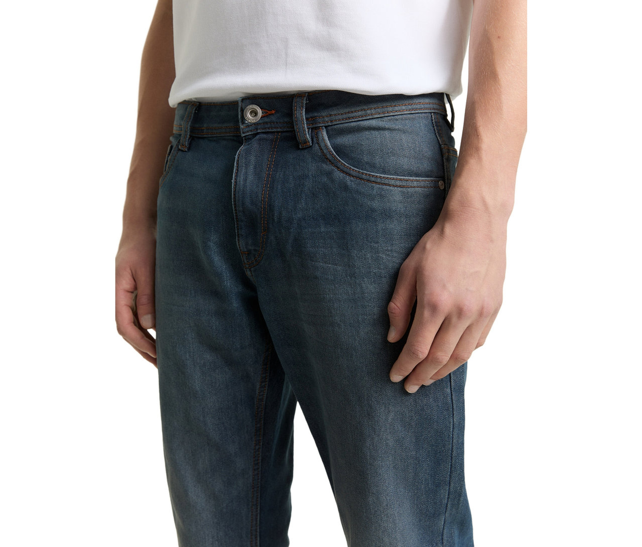 Nahaufnahme einer Person in Tom Tailor TT MARVIN STRAIGHT Jeans mit Stretch in Mid Stone Blue Grey Denim und weißem T-Shirt.