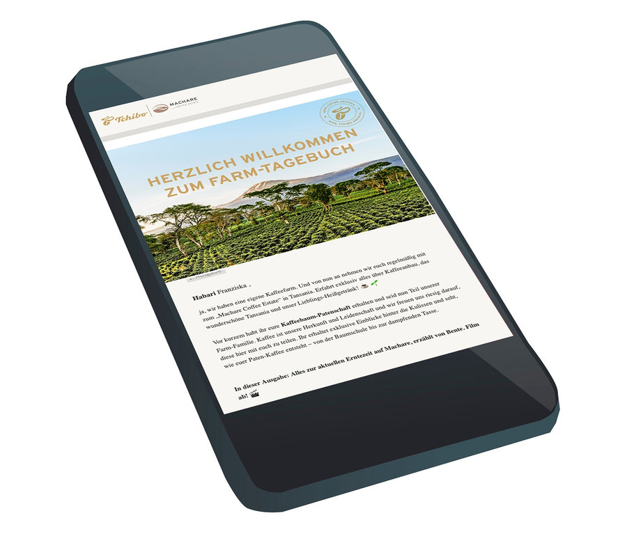 Ein Smartphone zeigt eine Webseite mit dem Titel "Herzlich Willkommen zum Farm-Tagebuch" und einem Bild einer Kaffeeplantage.