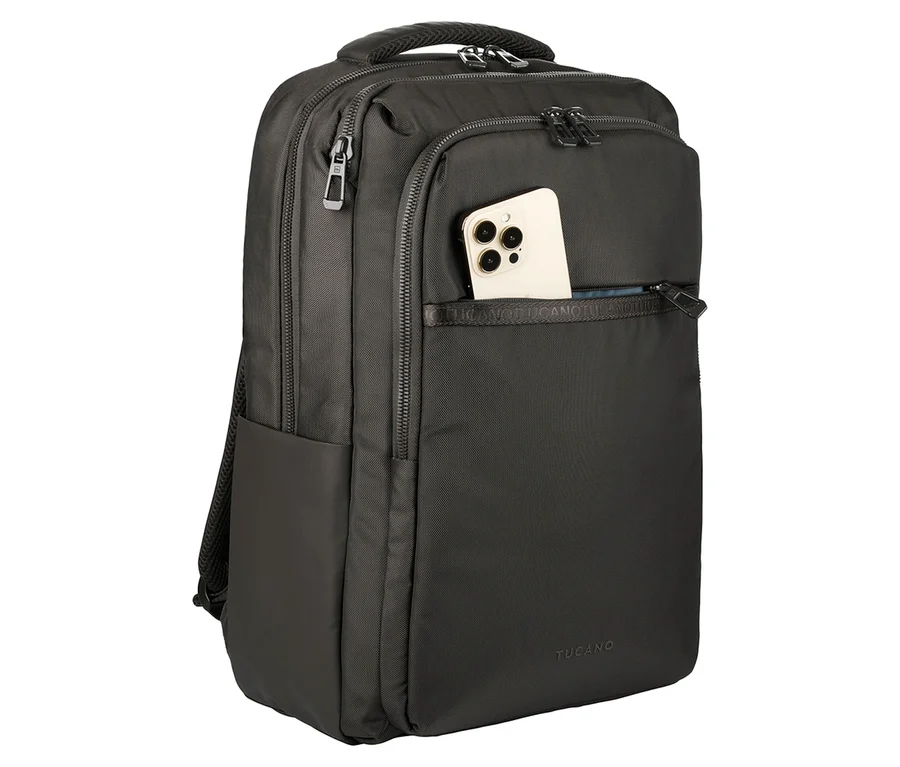 Schwarzer Rucksack mit Smartphone in der Vordertasche.