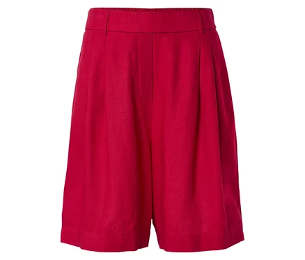 Nahaufnahme einer roten Shorts mit Bundfalten auf weißem Hintergrund.