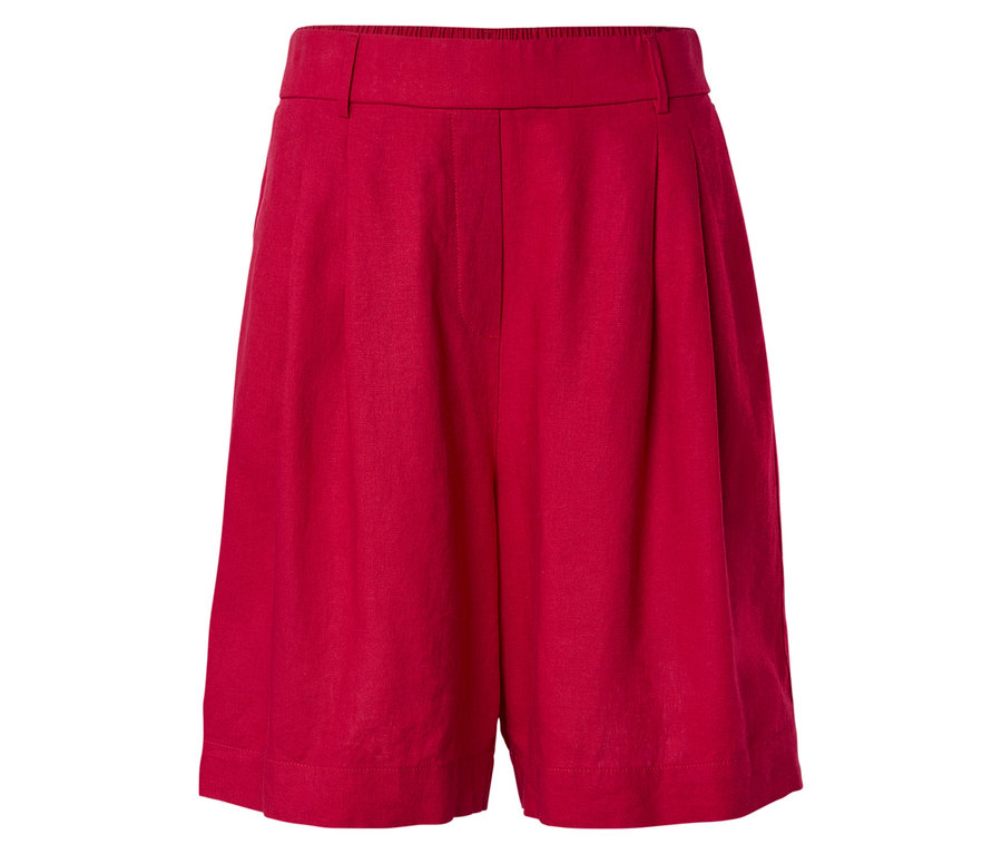 Nahaufnahme einer roten Shorts mit Bundfalten auf weißem Hintergrund.