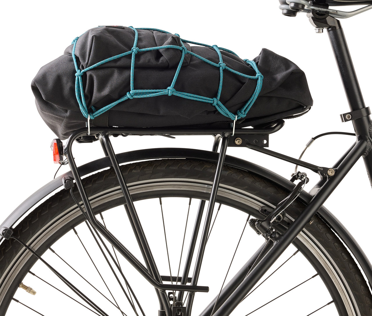 Gepäcktasche mit blauem Netz auf dem Gepäckträger eines Fahrrads.
