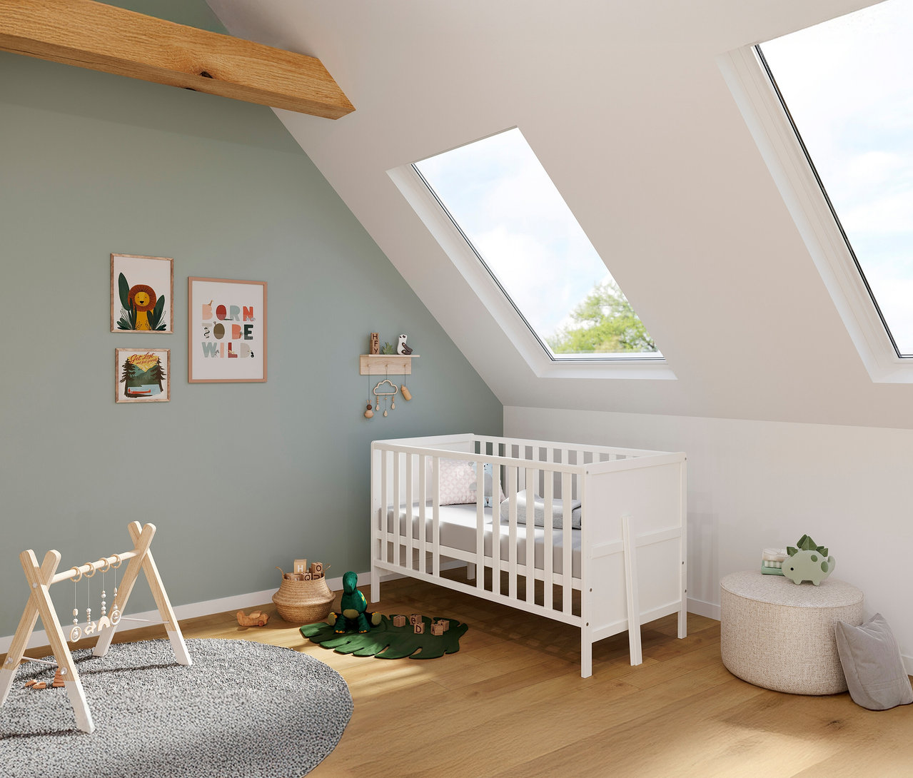 Kinderzimmer mit weißem Gitterbett, Spielzeug und Wanddekorationen unter Dachfenstern.