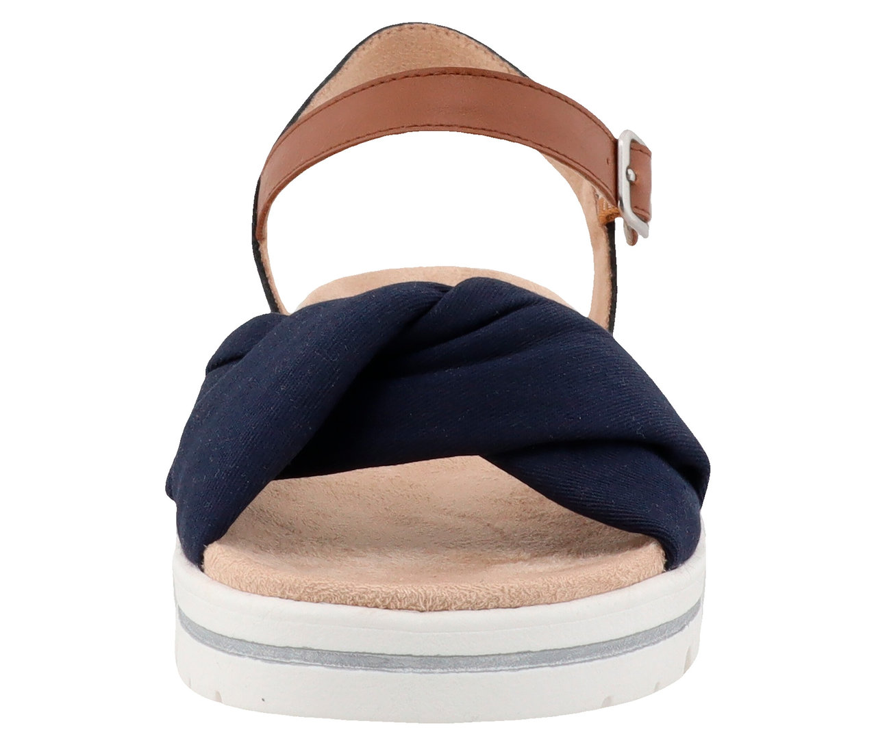 Nahaufnahme einer Sandale mit blauem Stoffknoten und braunem Riemen vor weißem Hintergrund.