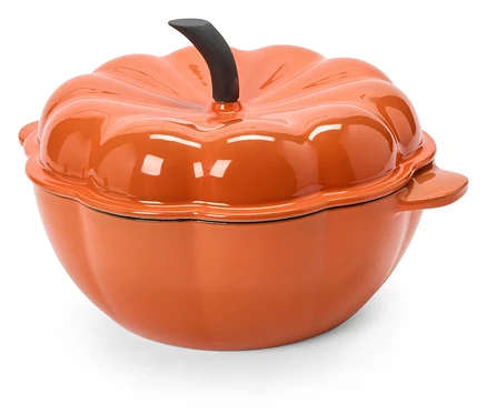Ein orangefarbener Kochtopf mit Deckel in Form eines Kürbisses steht vor einem weißen Hintergrund.