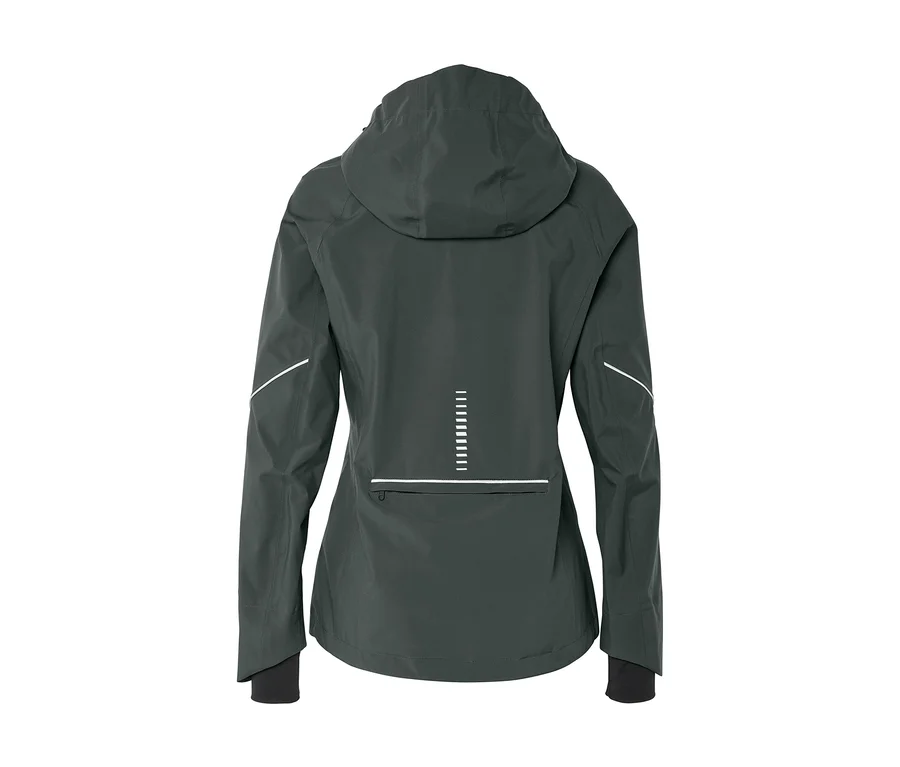 Dunkelgraue Jacke von hinten, mit Kapuze, reflektierenden vertikalen Strichen, einer horizontalen reflektierenden Linie über einer Reißverschlusstasche am Rücken und reflektierenden diagonalen Linien an den Ärmeln. Schwarze Ärmelbündchen sind an den Handgelenken sichtbar.