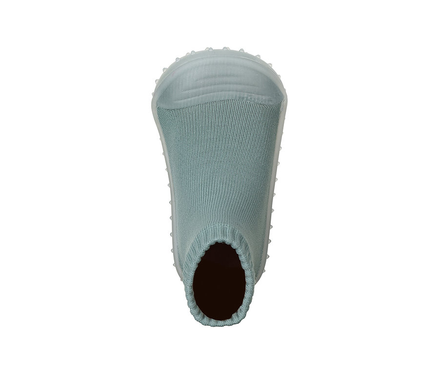 Ein einzelner hellblauer Slipper mit gestricktem Obermaterial und einer durchscheinenden, strukturierten Gummisohle, von oben gesehen.