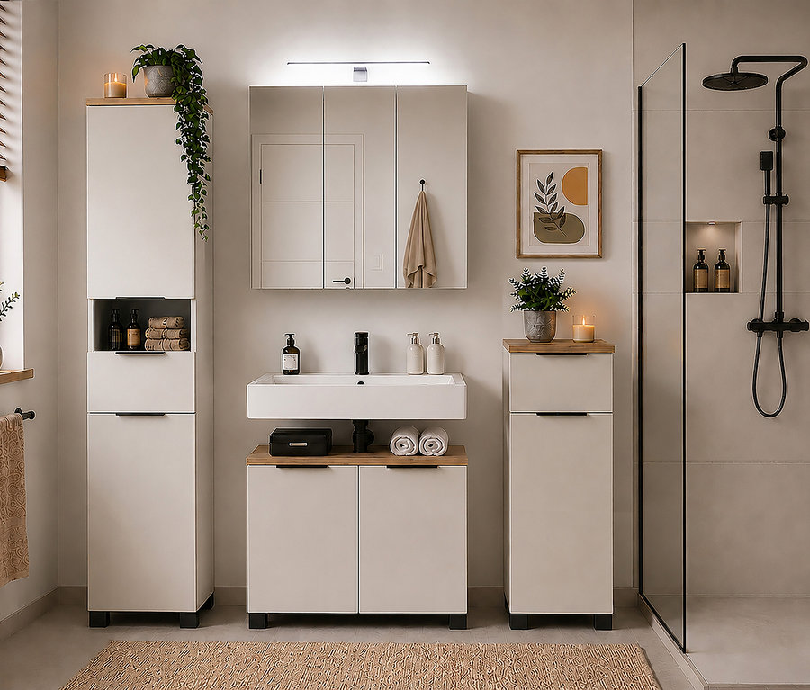 Modernes Badezimmer mit Spiegelschrank »Saga« über einem Waschbecken, flankiert von beigen Schränken und einer Duschkabine.