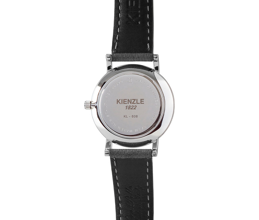 Rückseite einer silbernen Uhr mit schwarzem Lederarmband. Auf der Rückseite sind "KIENZLE 1822" und "KL - 608" eingraviert.