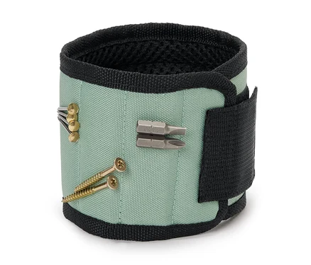 Ein grünes Magnetarmband mit Nägeln und Schrauben.