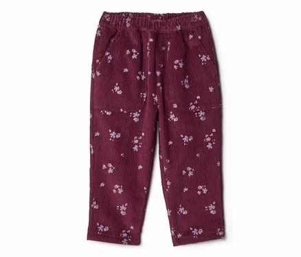 Bordeauxfarbene Cordhose mit elastischem Bund, verstreutem hellrosa Blumenmuster, seitlichen Eingrifftaschen und aufgesetzten Oberschenkeltaschen.