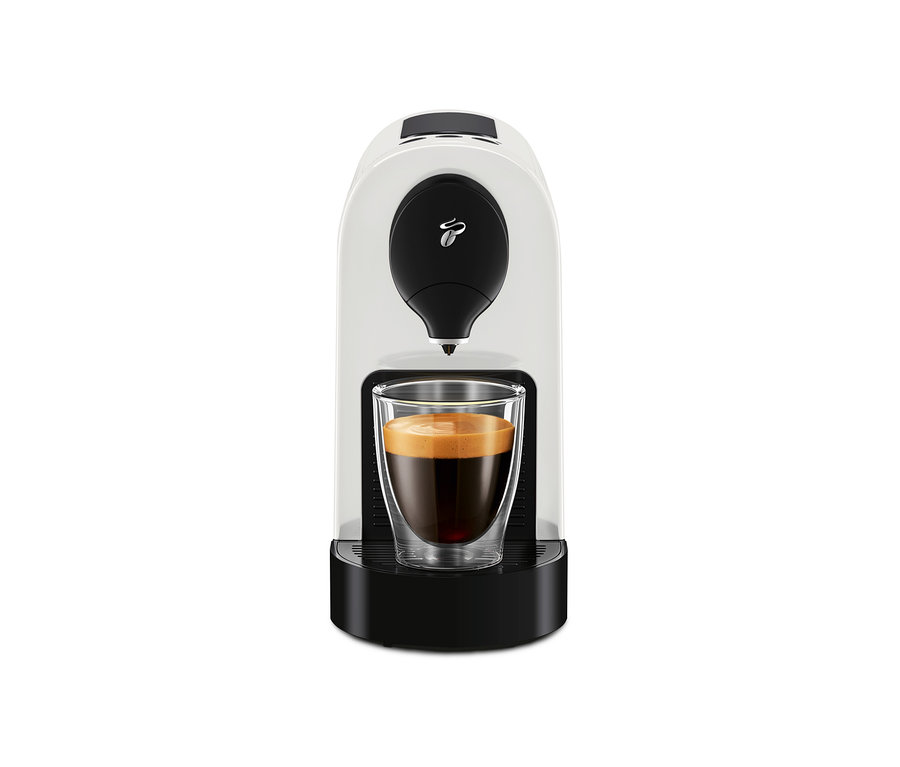 Eine weiße Cafissimo pure+ Kaffeemaschine mit einer Tasse Kaffee.