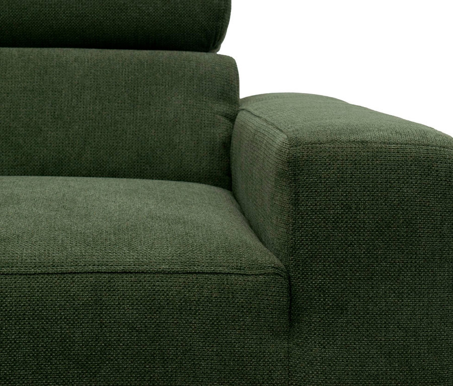 Nahaufnahme eines dunkelgrünen Sofas mit strukturiertem Stoff, das die Armlehne, den Sitz und die Rückenlehne mit Kopfstütze vor weißem Hintergrund zeigt.