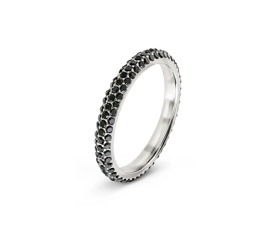 Detailaufnahme eines silbernen Rings mit zwei Reihen schwarzer Steine.
