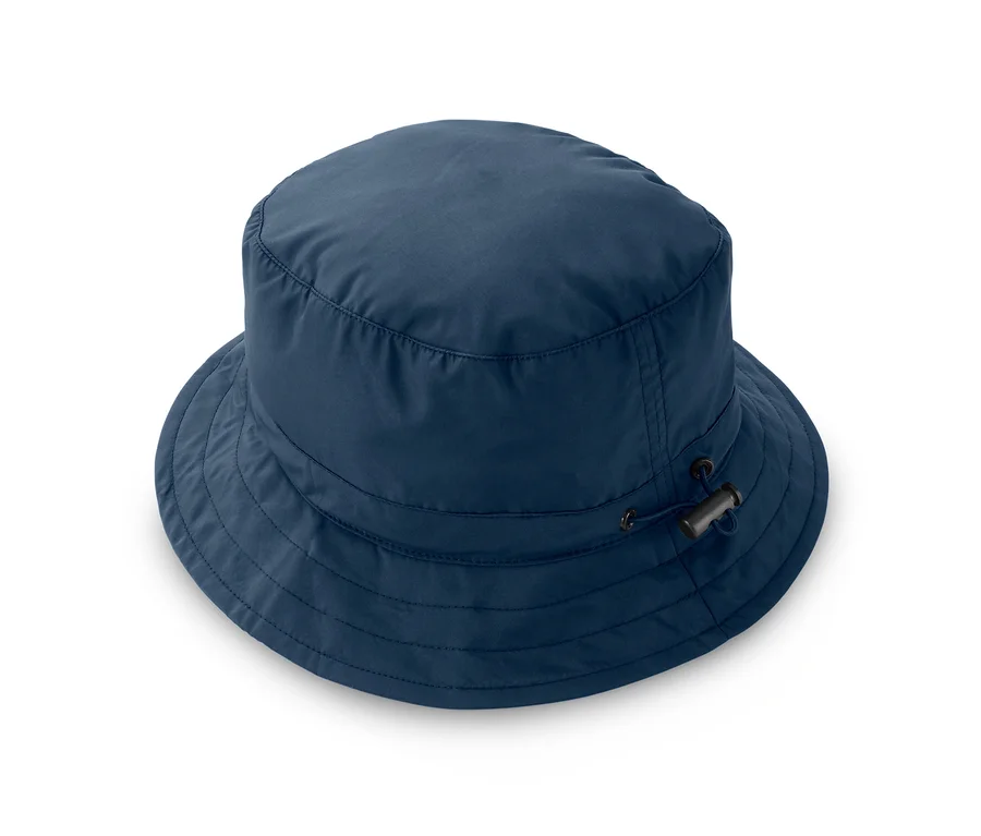 Blauer Trekkinghut mit Tasche auf weißem Hintergrund.