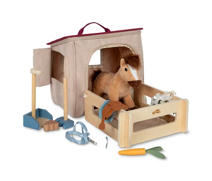 Spiel-Set Pferd mit Stall von small foot mit Plüschpferd im Holzstall, Zubehör wie Sattel, Zaumzeug, Karotte, Mistgabel und Schaufel liegen dabei.