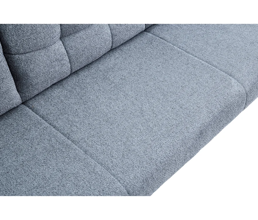 Nahaufnahme eines grauen Stoffsofas mit strukturierten Sitz- und Rückenkissen.